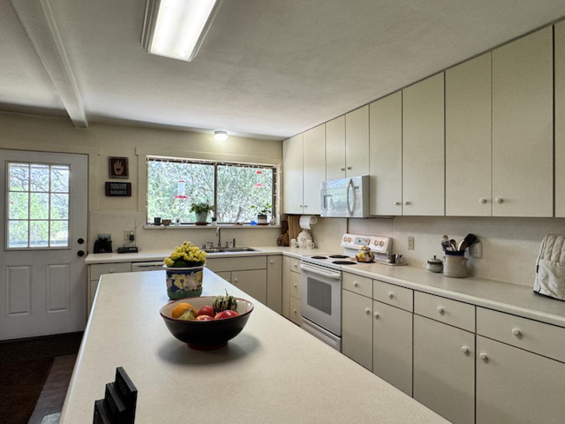 RARE OPPORTUNITY FOR PRIVACY, SPACE & CONVENIENCE - photo 10