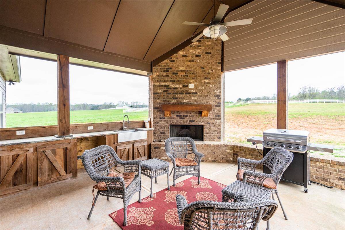 Luxury craftsman ranch located in a first class equestrian community