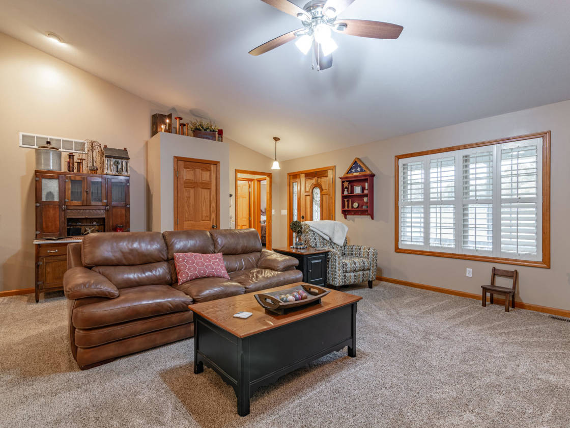 Home on 16 acres with River Frontage Guest home... Bonne