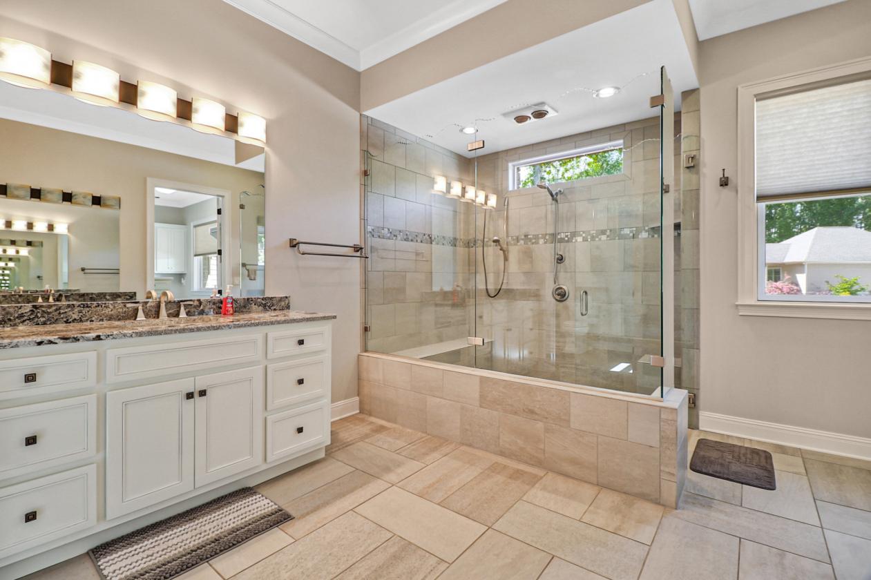 Luxury living meets sweeping, unforgettable views - photo 22