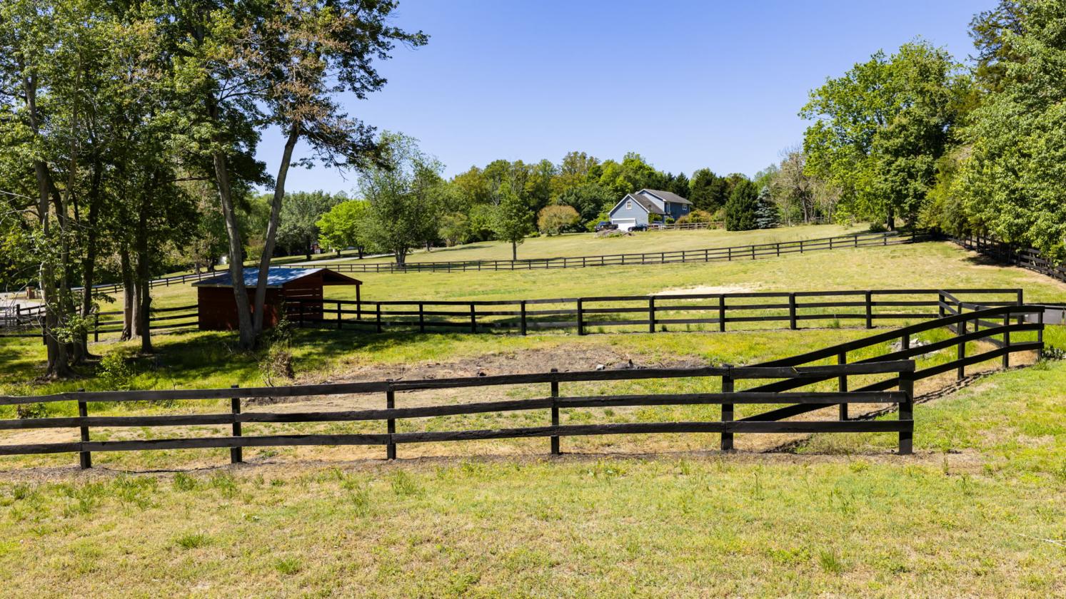 EKG Stables: 36-Acre Turnkey Equestrian Paradise - photo 15
