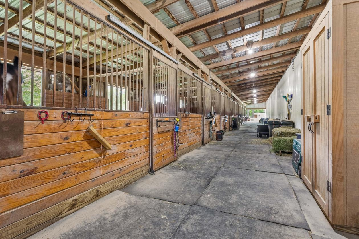 Cedar Valley Farms Indoor arena, 37 stalls, 40 acres - photo 7