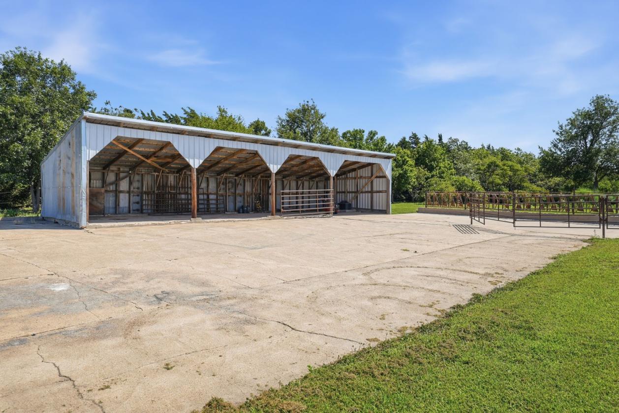 Meticulously Well Maintained Acreage! - photo 26
