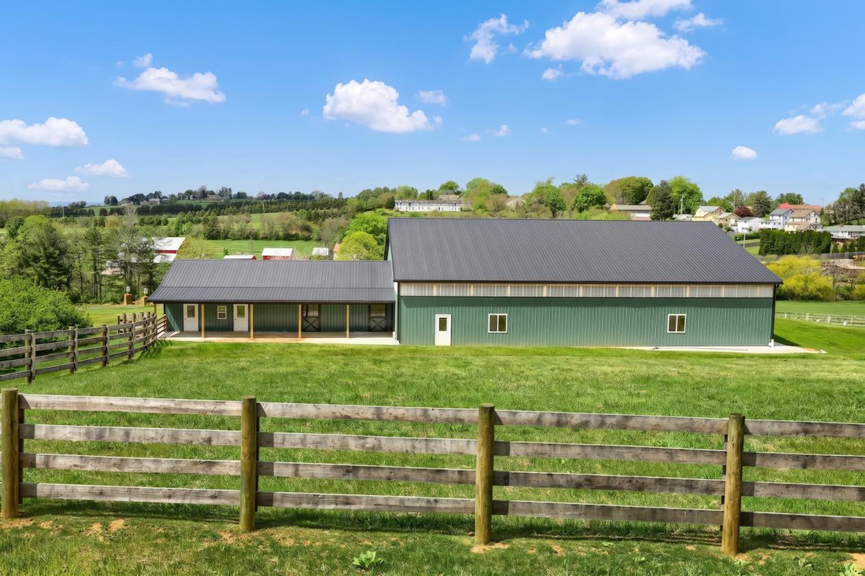 Stunning Horse Property with Indoor Arena - photo 3