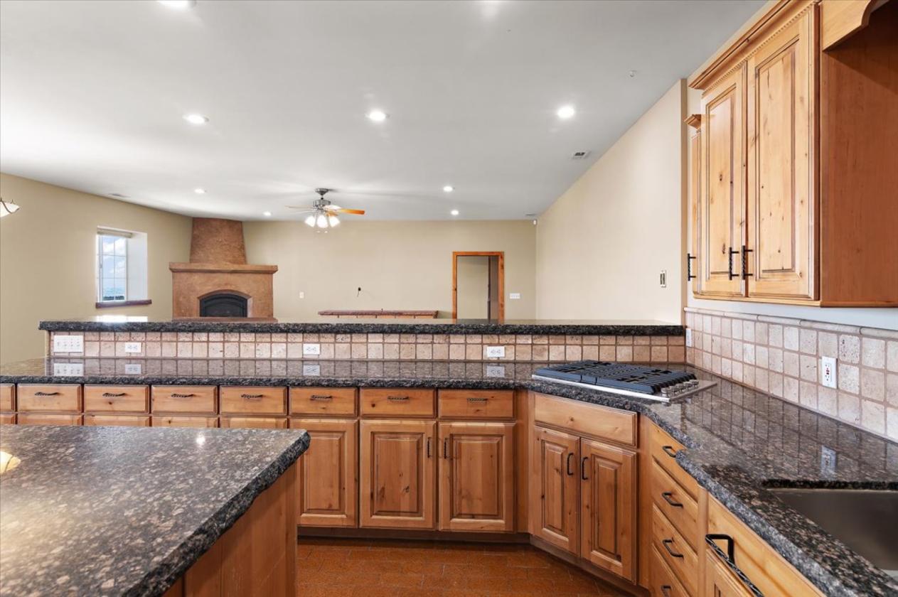 Pueblo ranch with 27,125 sq ft building - photo 8