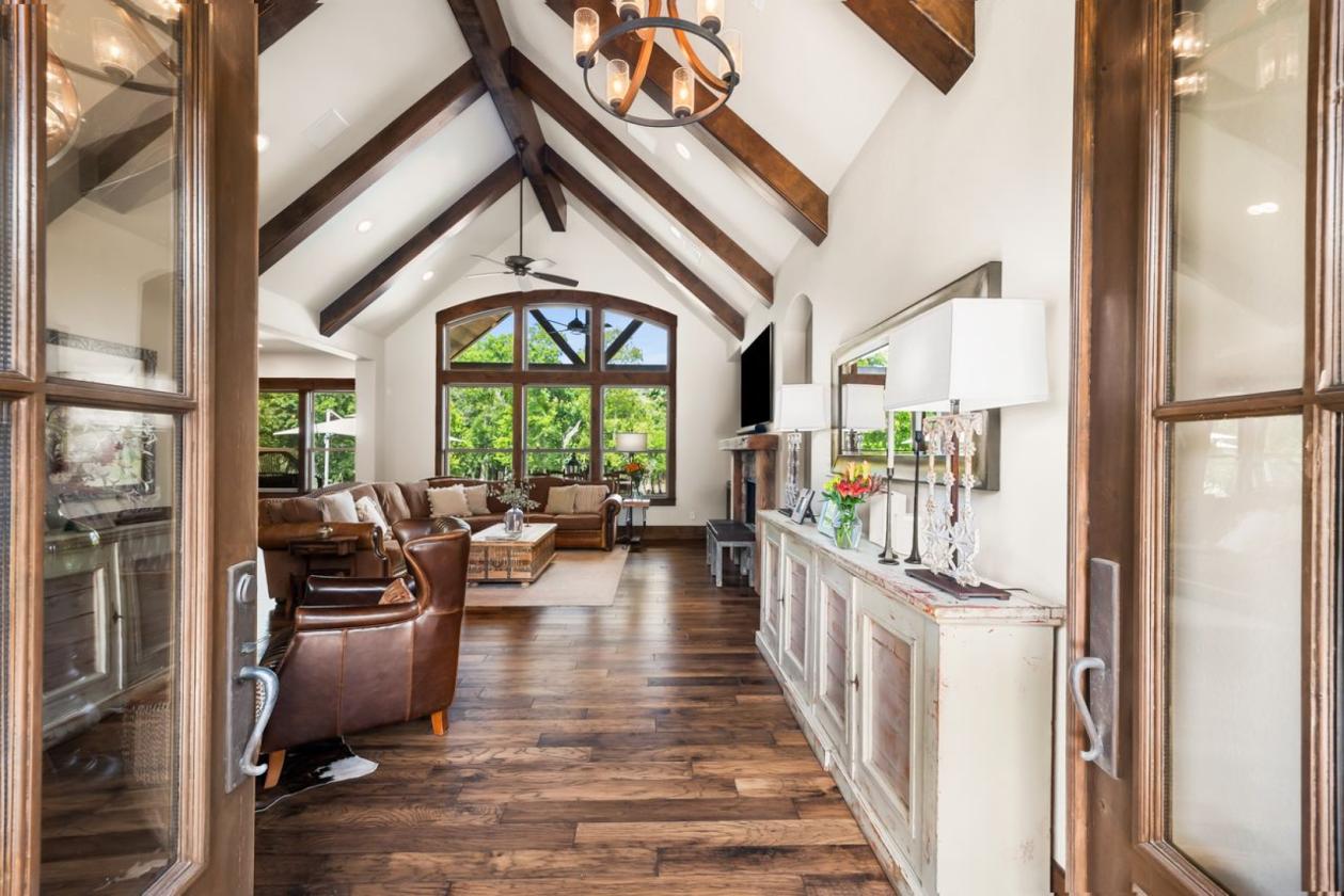 13.6 Acres of Luxury in the Gated Community - photo 3