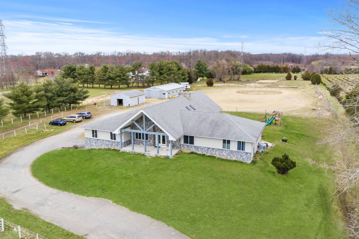 Custom Contemporary Ranch Home & Horse Farm on 8.45 Acres Medford