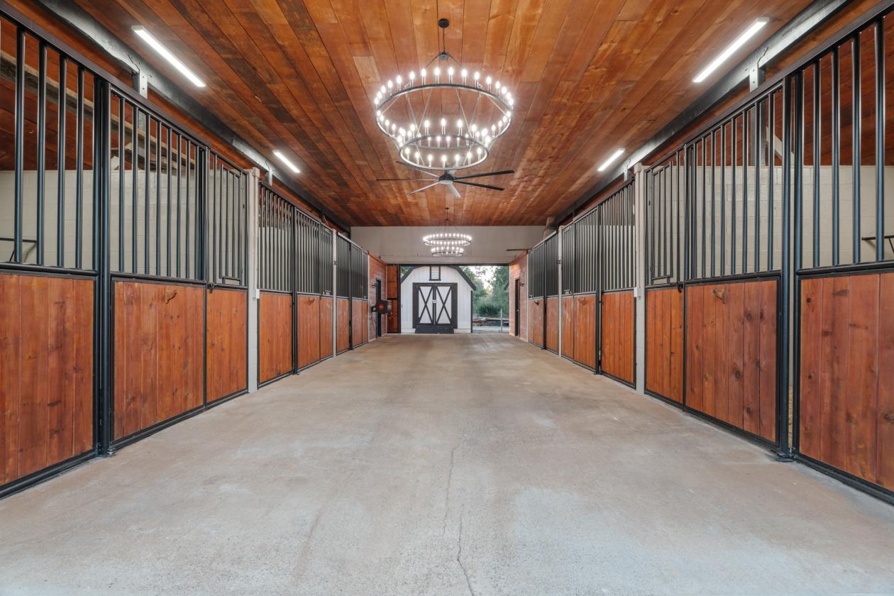 58 Acre Luxury Ranch - Barn, Arena, Pool, 9 parcels - photo 4