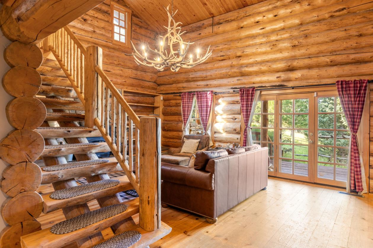 Mountain cabin with pasture and views - photo 9