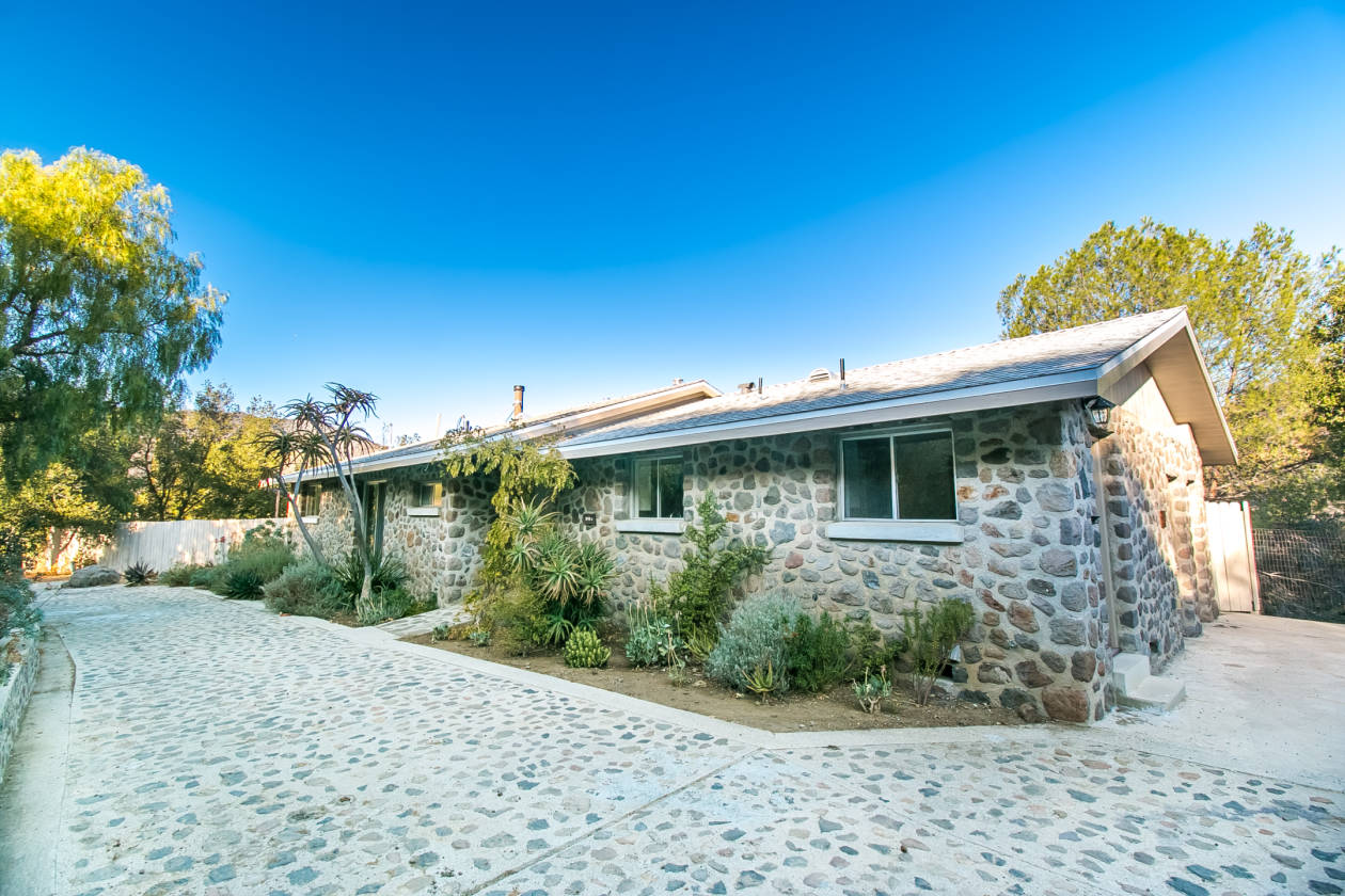 PRIVATE EQUESTRIAN COMPOUND • 82.7 ACRE MALIBU RANCH Malibu, Los Angeles County, California