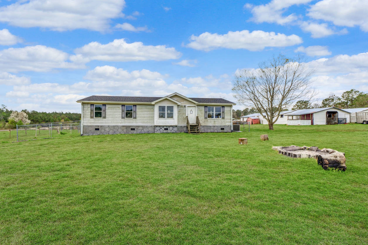 Over 25 ACRE Horse Farm in Eastern NC! Two 11Stall... Richlands