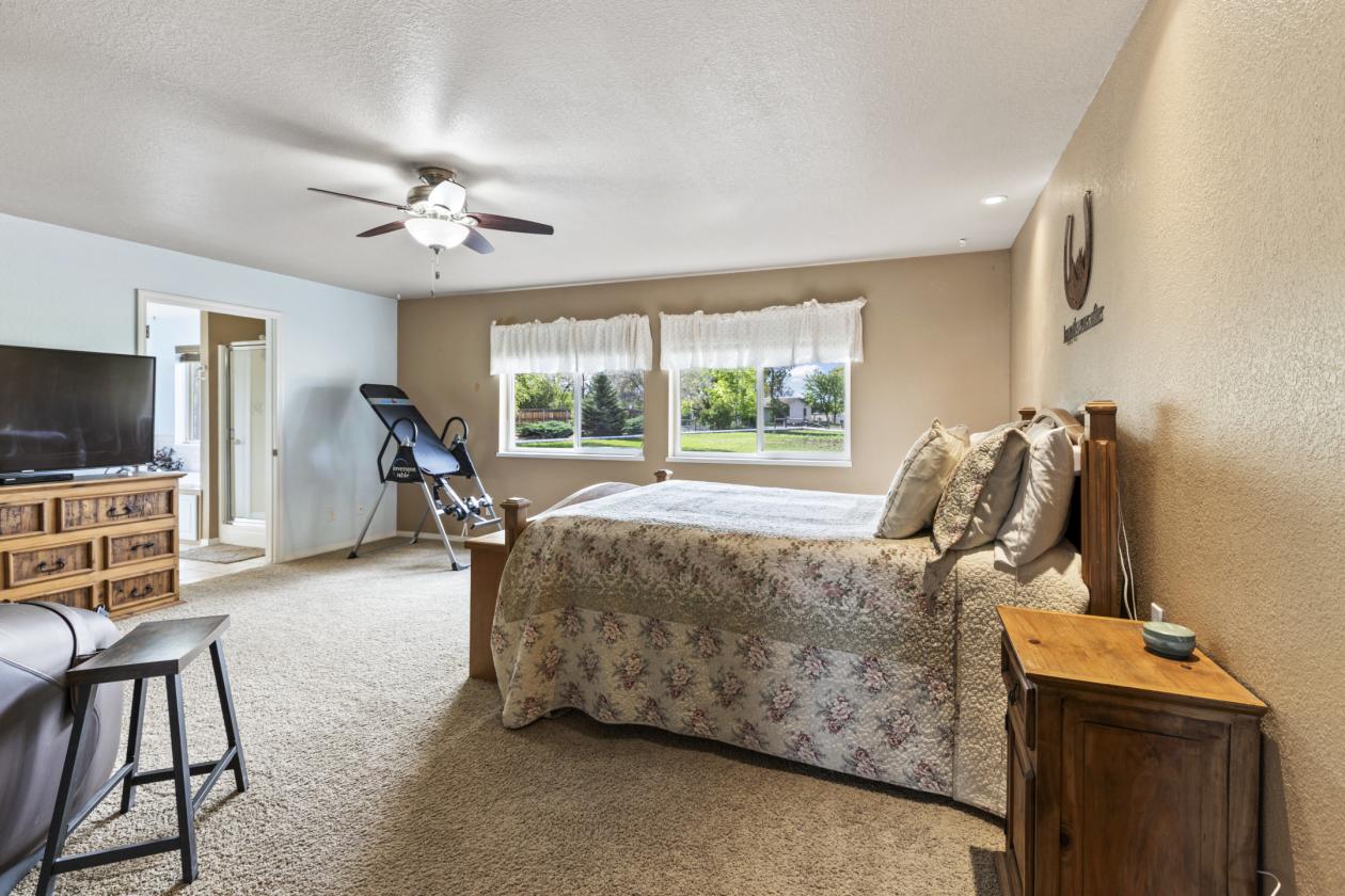 Beautiful Spring Creek Mesa Equestrian farm! - photo 23