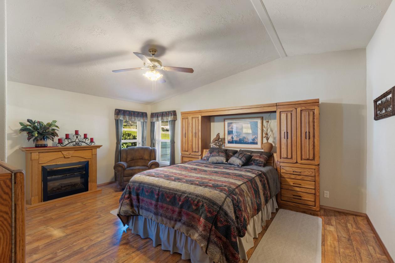 Experience True Country Living on This S. Oregon Estate - photo 19