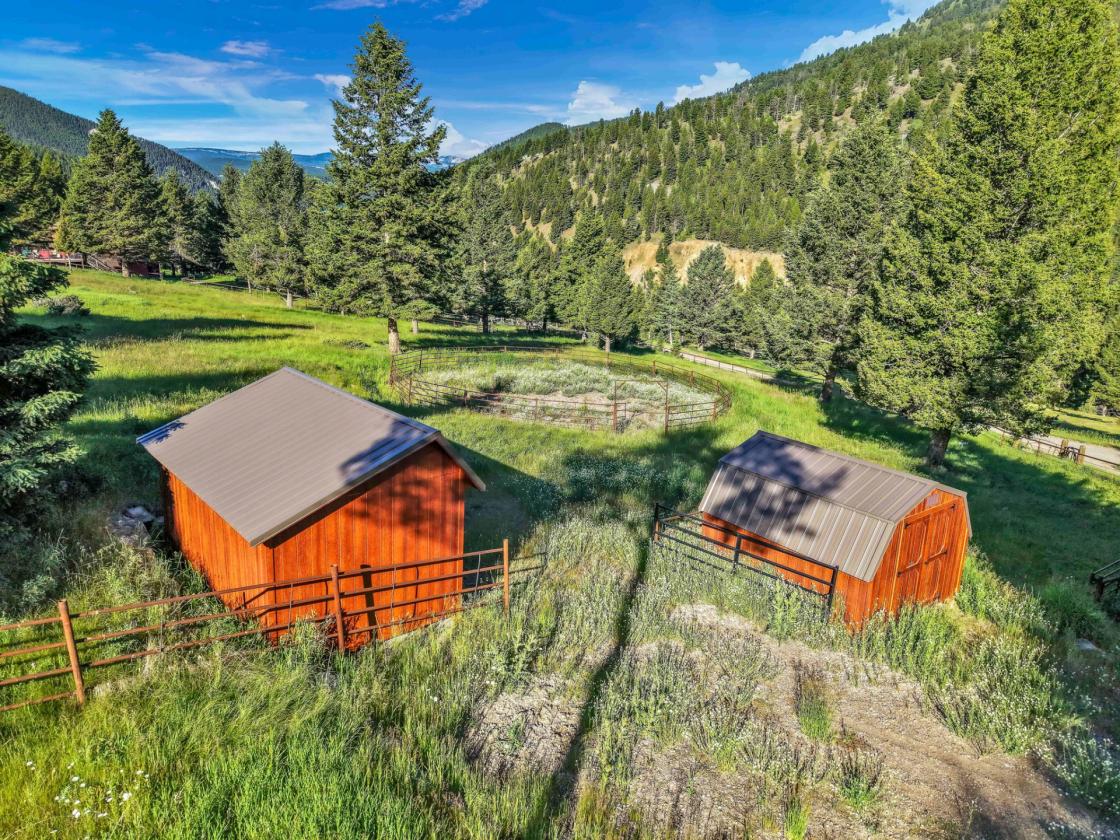Mountain cabin with pasture and views - photo 27