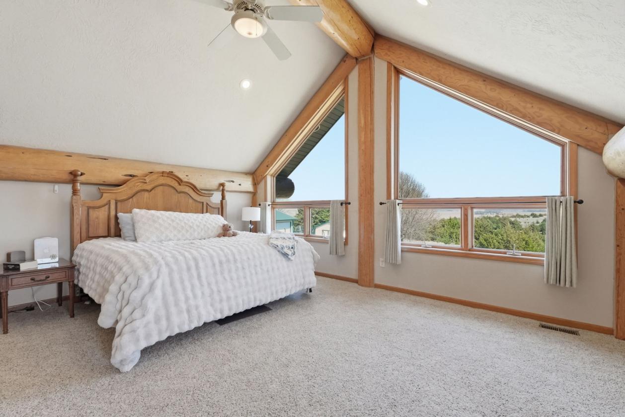 Luxury Log Home, Equestrian Lifestyle, 18 Acres - photo 24