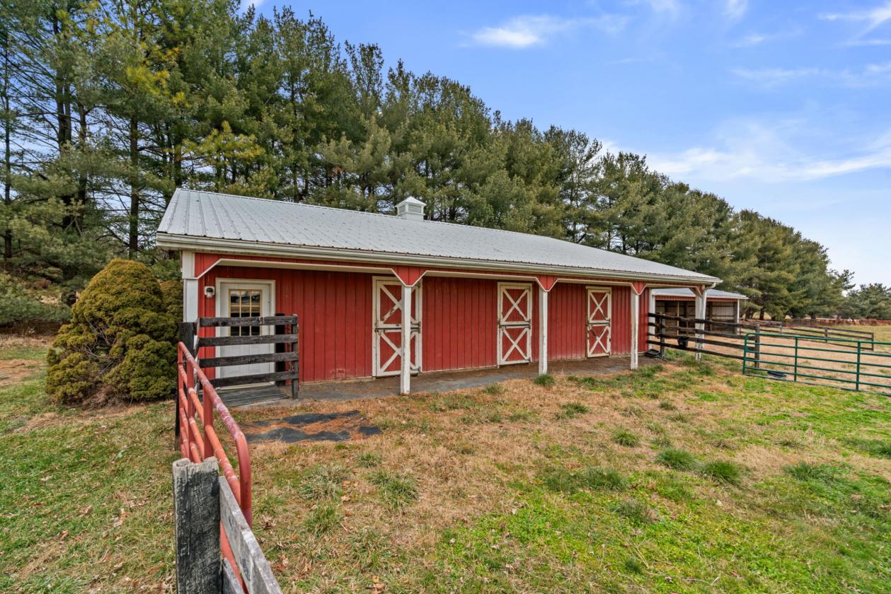 94 ACRES - 2 POLE BARNS - LUXURY ESTATE - photo 20