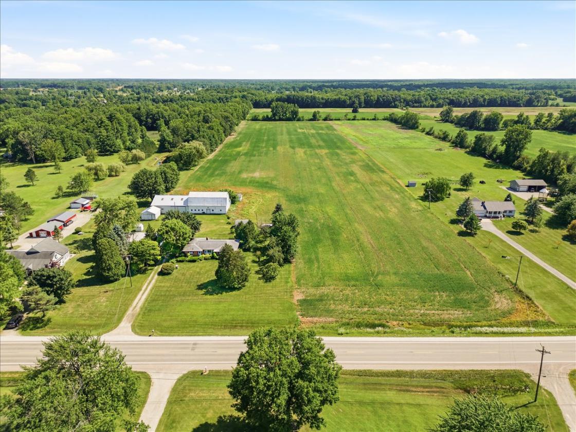 17.8 ACRE EQUESTRIAN FACILITY! - photo 3