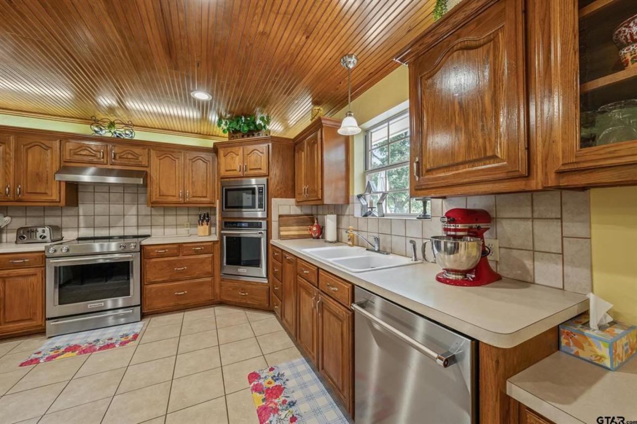 Peaceful country living on 9.6 acres - photo 9