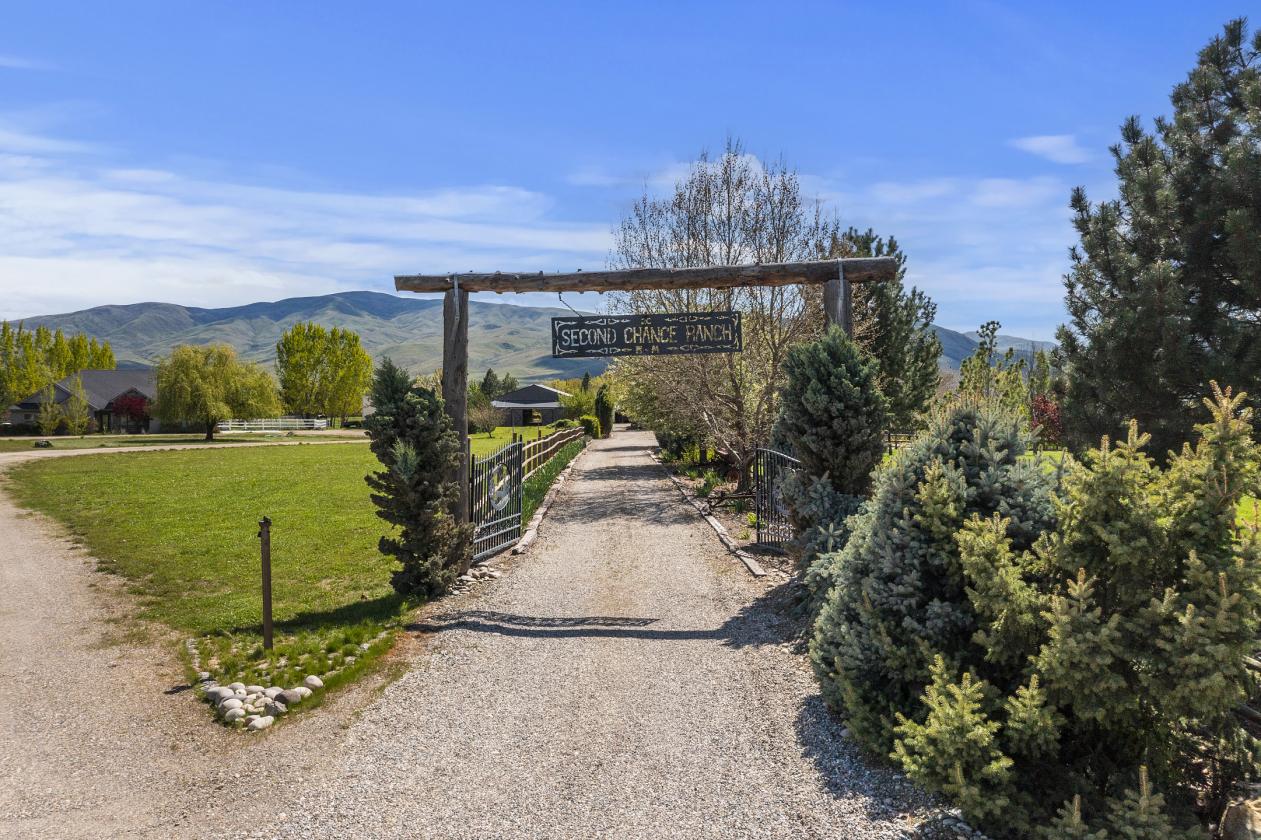 Home, Guest Quarters, Barn, 5 acres, arena & MORE! - photo 3