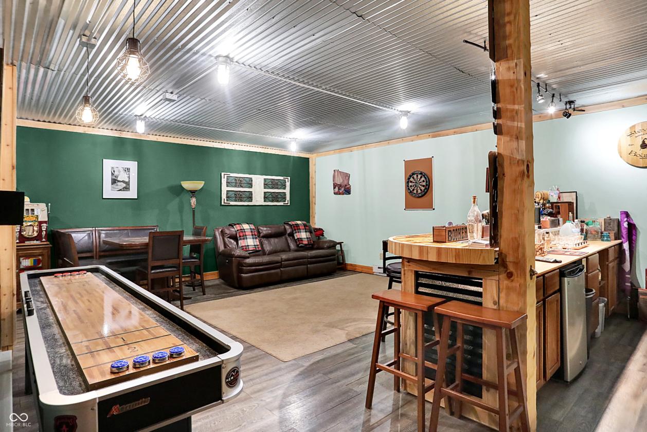 Stunning Barna log home on over 12 acres - photo 14