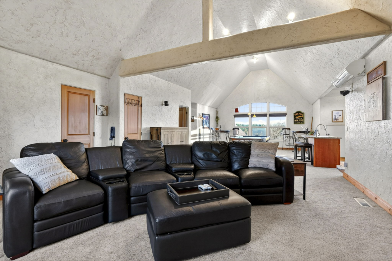 Custom Home on 10+Acres, Indoor Arena, 6 stalls - photo 21
