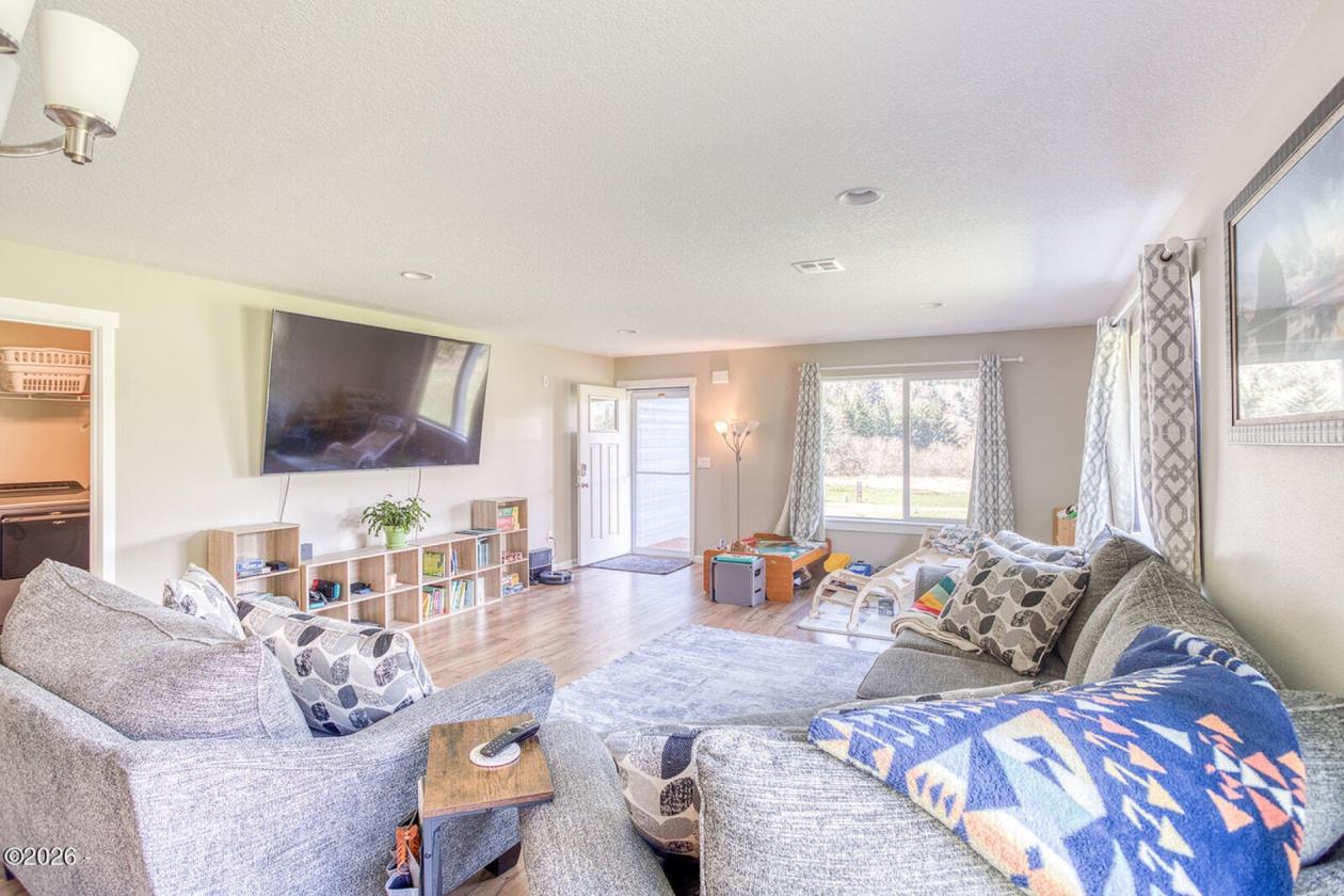 One-Owner HiLine Home Set on 2.92 Acres - photo 5