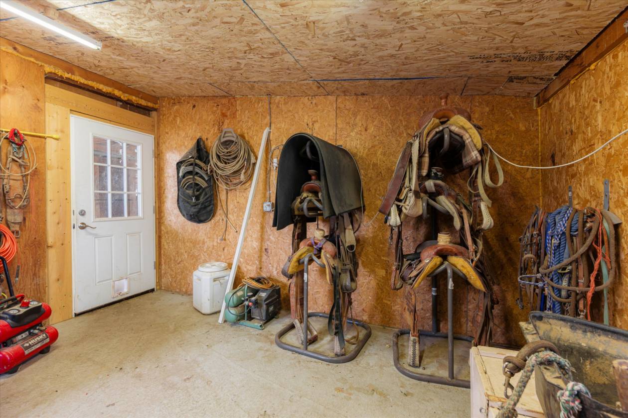 T Lazy J -Roping Arena, 6-Stall Barn & Custom Home - photo 16