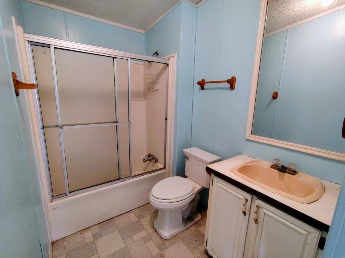 Manufactured home, 5 fenced acres, water supply - photo 23