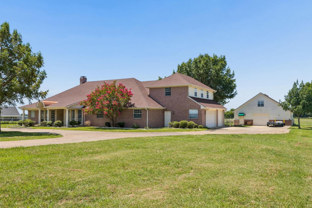 LUXURY MEETS COUNTRY LIFE ON 7.5 PICTURESQUE ACRES - photo 4