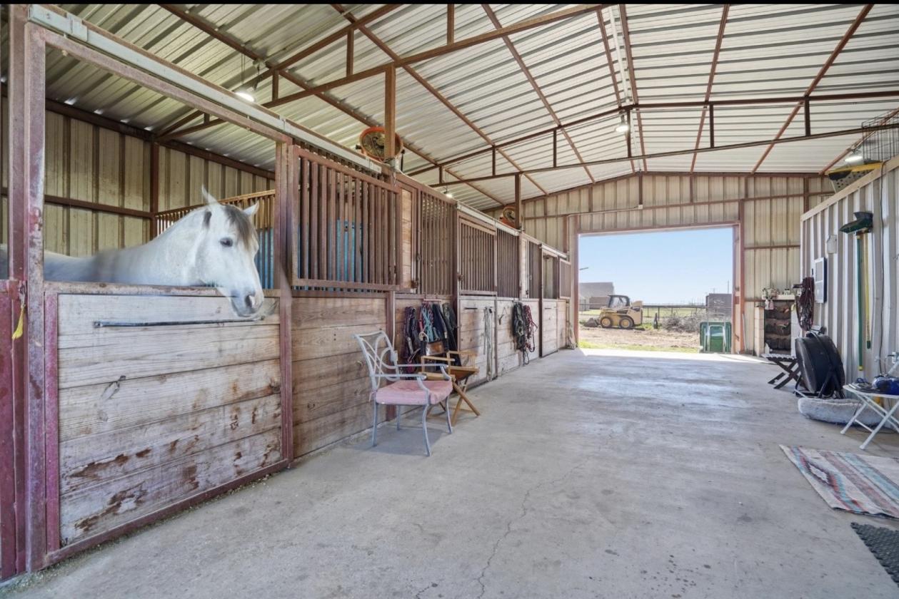 Gorgeous Parker County Ranchette on Nearly 3 acres - photo 21