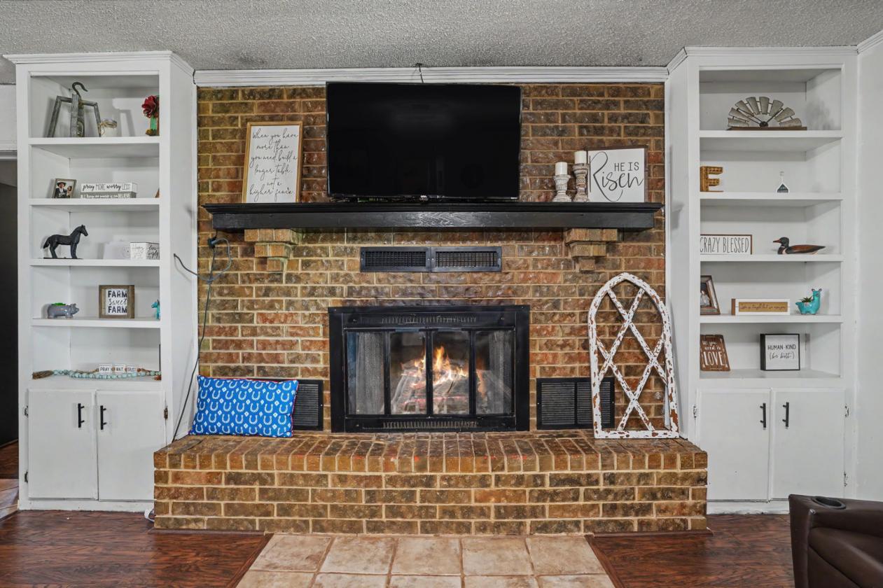 HOME ON 2.61 ACRES WITH HORSE PEN - photo 8