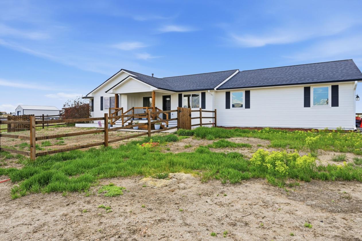 2.73 acres - Two-stall barn and tack room - photo 12