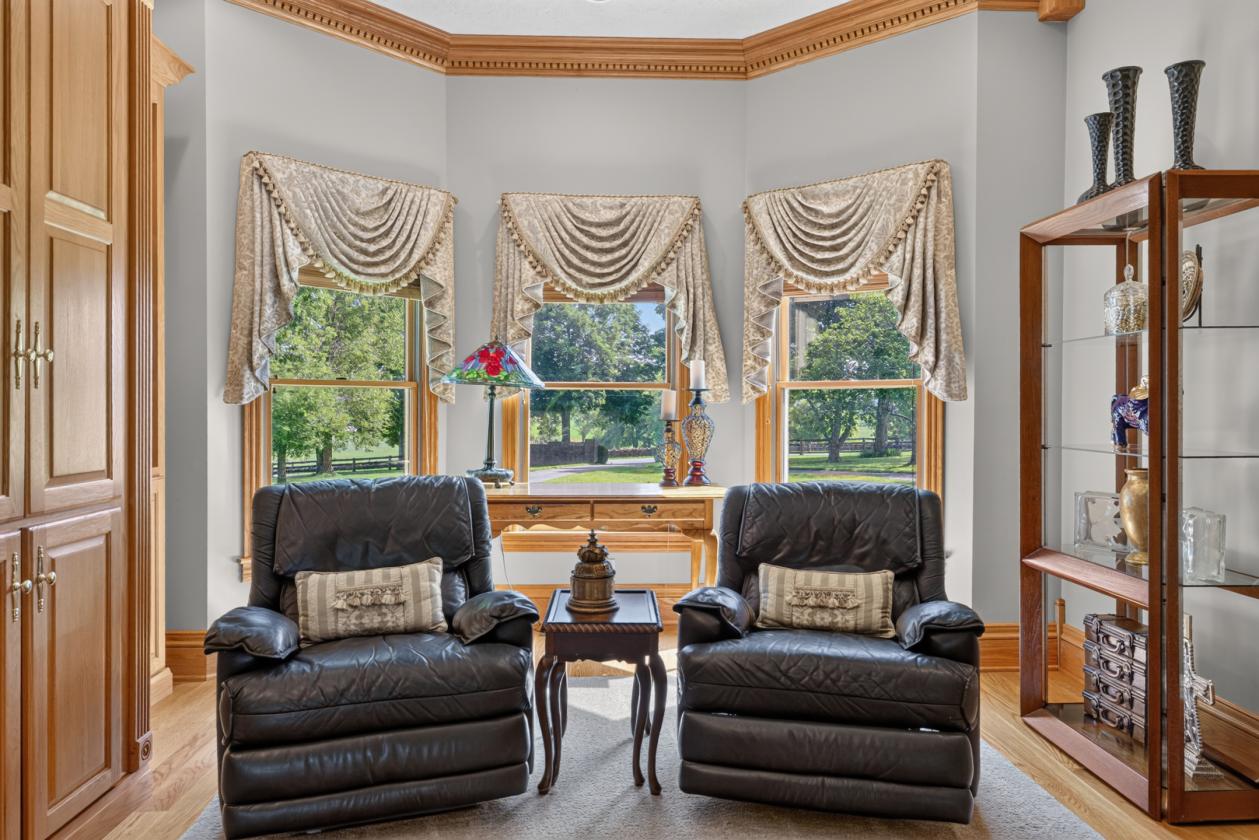 Luxury Estate with 48 acres - photo 18