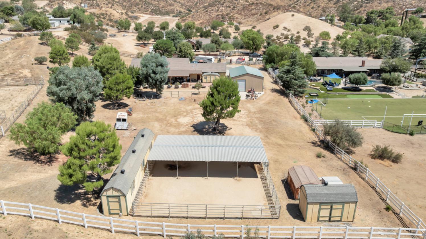 Agua Dulce Horse Property w/ Barn, Arena & Garage - photo 4
