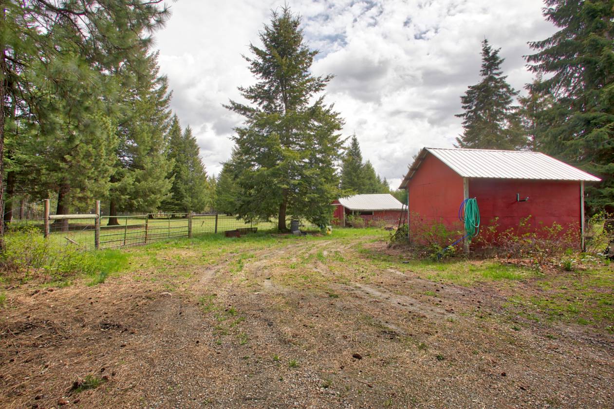 !0 Acre Horse Property with Country Home in Rathdrum N... Rathdrum