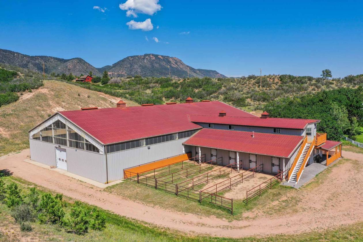 Equestrian Estate with Luxury Contemporary Home & Indoor Riding Arena - photo 3