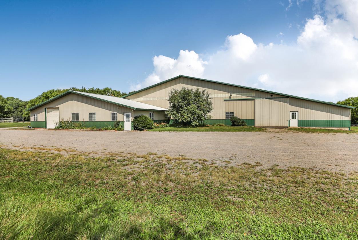 Luxury equestrian estate with a big arena - photo 1