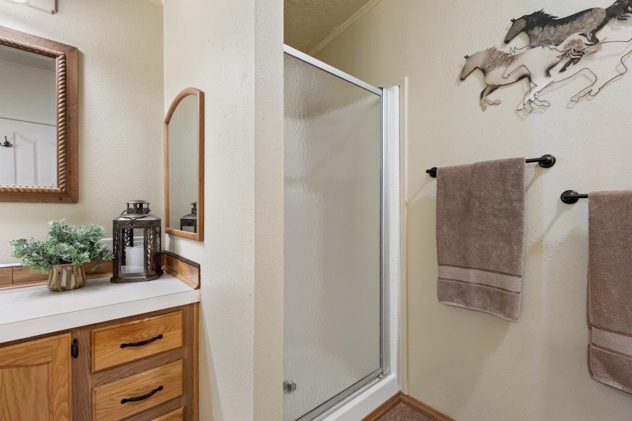 Experience True Country Living on This S. Oregon Estate - photo 17