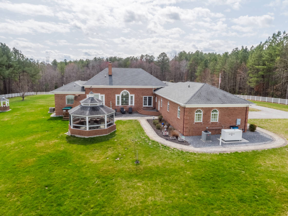 to Rose Hill 27+ acre Equestrian Estate located