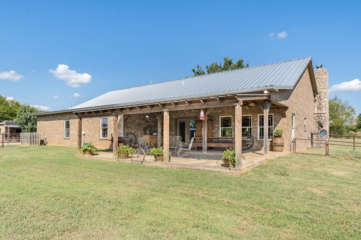 Equestrian Ranch with 4 stall barn, arena, pond and second