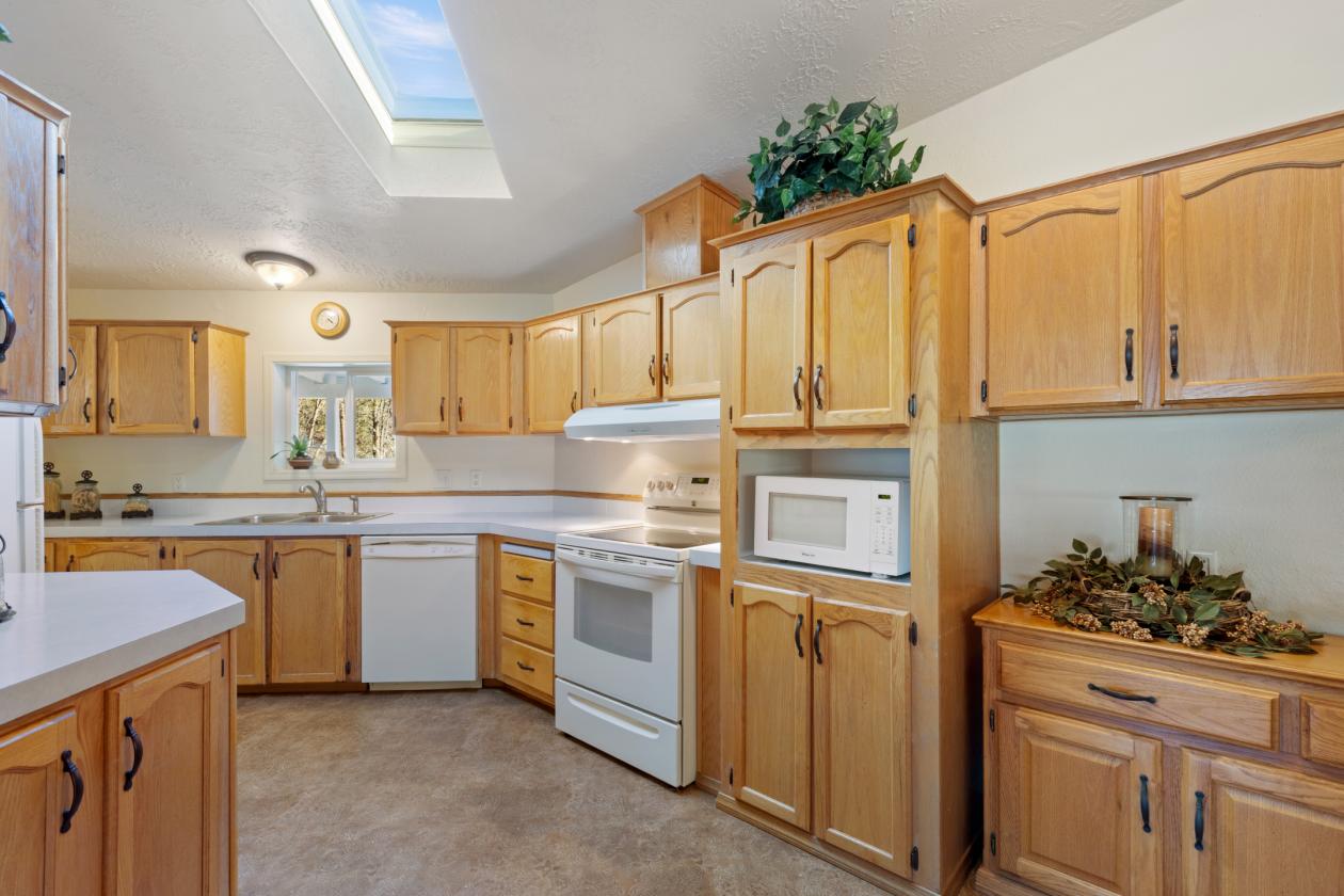Experience True Country Living on This S. Oregon Estate - photo 12
