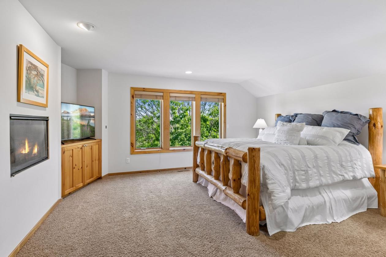 Stunning 5.73 Acre - Equestrian Friendly - Updated - photo 17