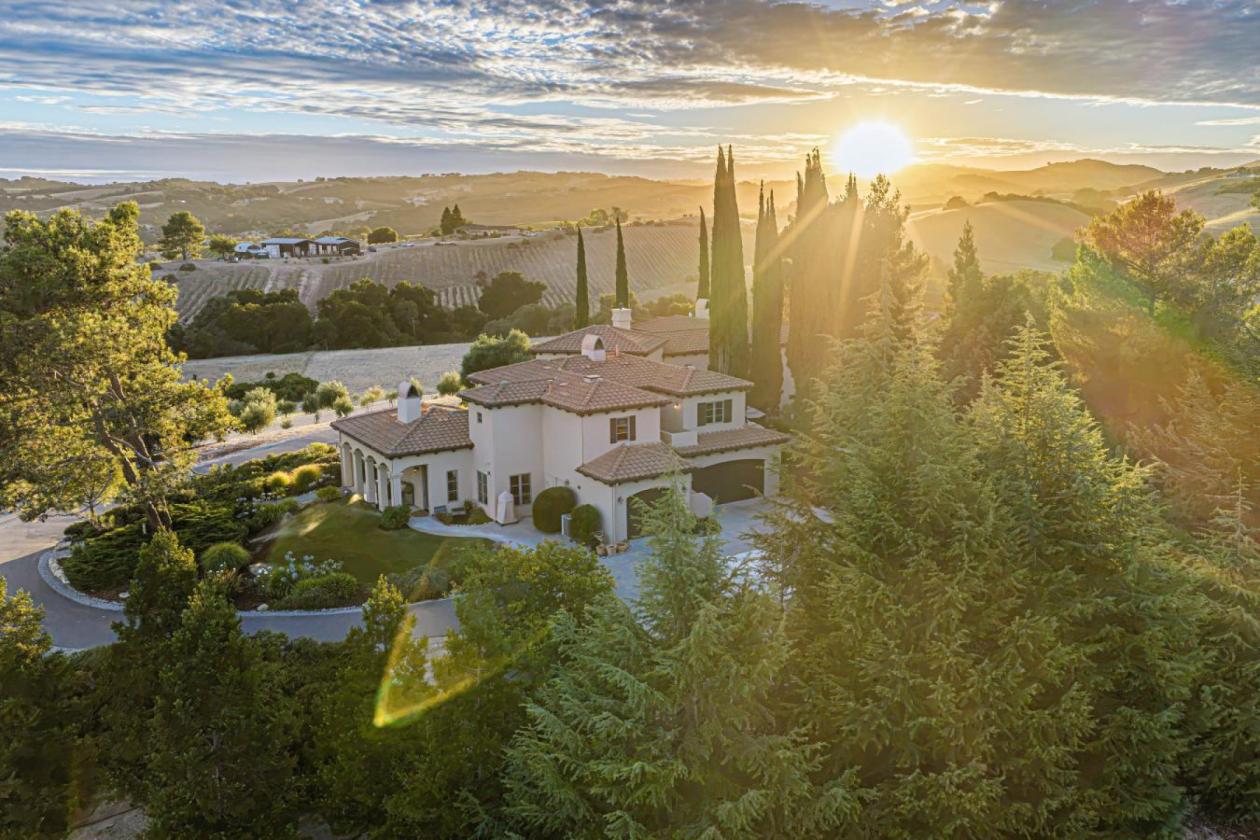 Captivating Tuscan-Inspired Estate - photo 23