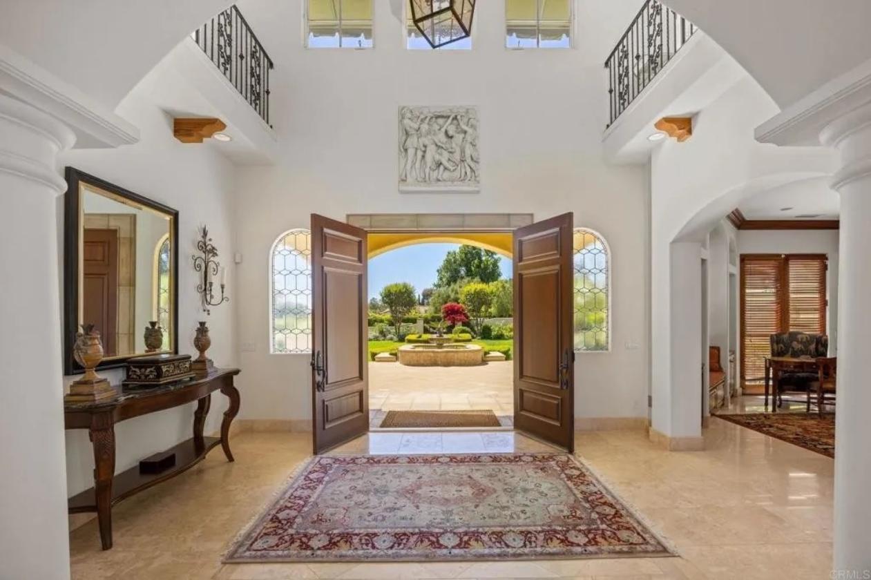Italian Villa in Prestigious Equestrian Community - photo 12