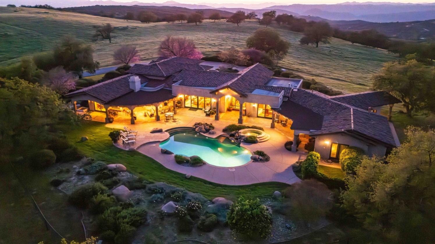Luxury Equestrian Estate, Resort home, 352 Acres - photo 2