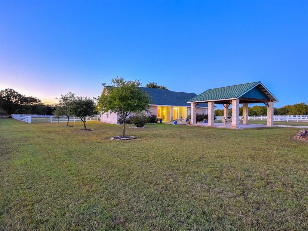 EXCEPTIONAL EQUESTRIAN ESTATE 15 MINUTES TO AUSTIN CITY LIMITS! Buda