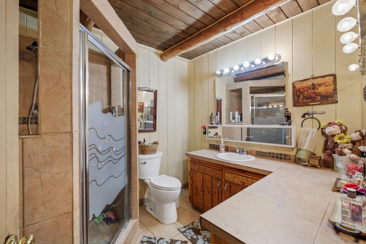 Gorgeous Home,Huge Shop, Perfect Horse Property - photo 22