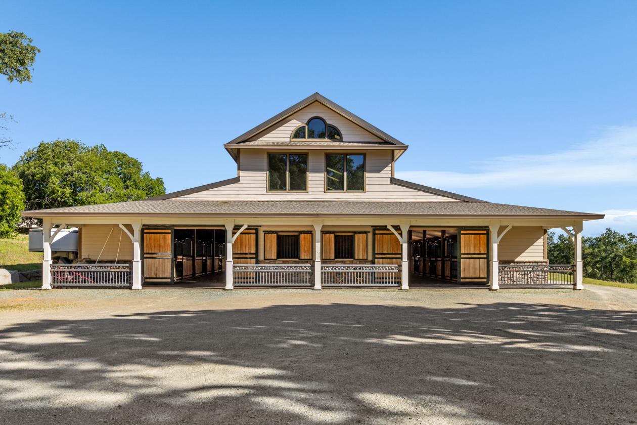 Luxury Equestrian Ranch w/16 stalls +covered arena - photo 3