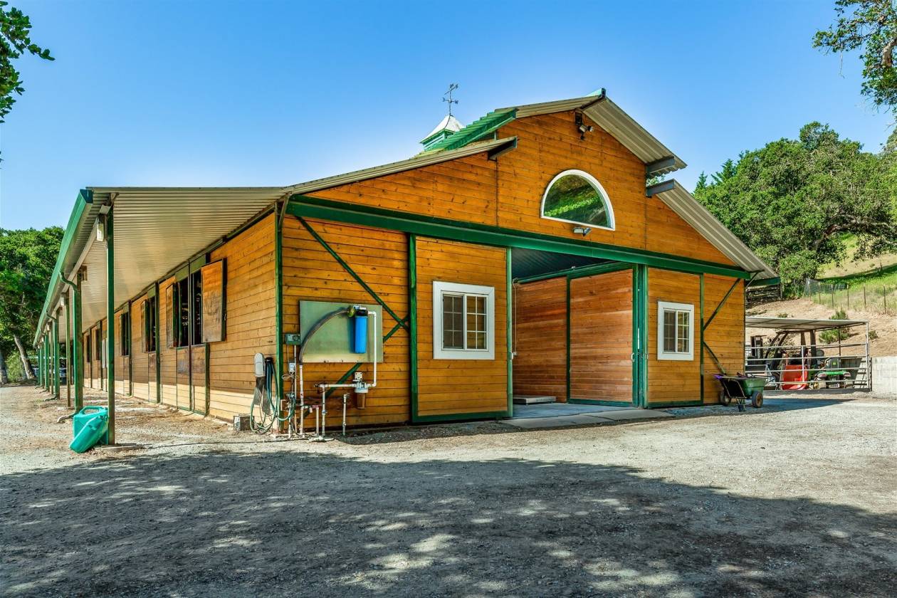 Fantastic Horse Training / Rehab Facility / Country Retreat on