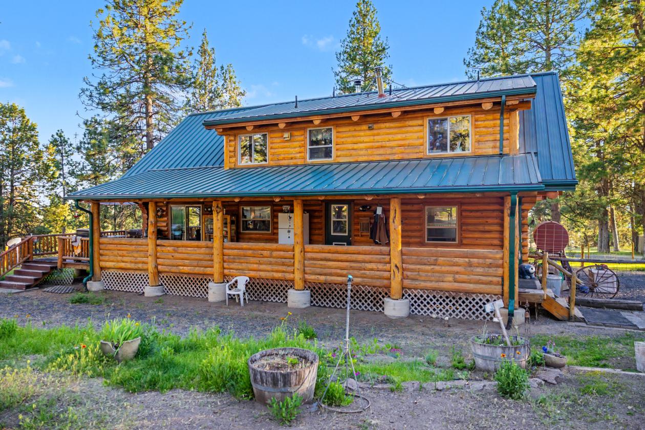 Stunning Log Home on 38.7 ac w/ barn & round pen - photo 2